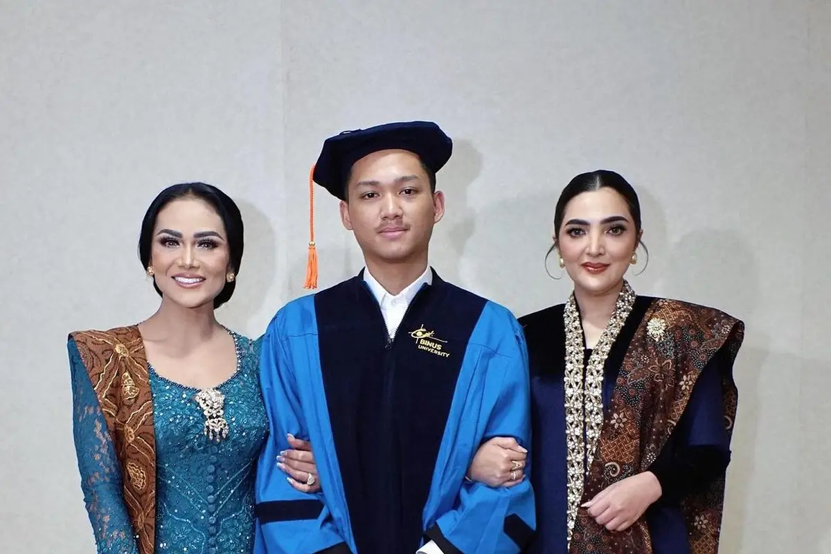 Gaya Kompak Ashanty dan Krisdayanti yang Sama-Sama Terlihat Ningrat Kenakan Kebaya Jawa di Wisuda Azriel Hermansyah