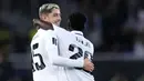 Pemain Real Madrid, Federico Valverde bersama Vinicius Jr merayakan kemenangan atas Al Hilal pada laga final Piala Dunia Antarklub 2023 di Stadion Prince Moulay Abdellah, Rabat, Maroko, Sabtu (11/2/2023). Vinicius Junior dan Valverde menjadi bintang dalam kemenangan ini.(AP Photo/Manu Fernandez)