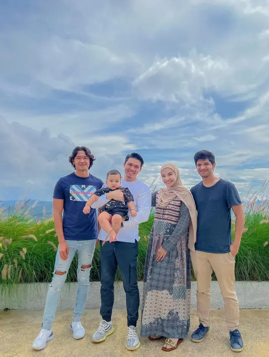 Sebagai anak bungsu, Yusuf juga dekat dengan kedua kakaknya, Shireen dan Zaskia, Yusuf juga terlihat akrab dengan kedua kakak iparnya. (Instagram/zaskiasungkar15)