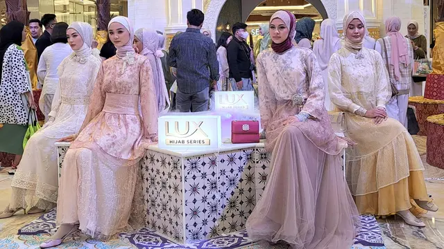 Ria Miranda menghadirkan 6 koleksi modest wear yang terinspirasi dari "Romantisme Kehangatan Keluarga di Hari Raya"