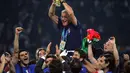 Lippi menikmati hasil kerja kerasnya lantaran Italia menaklukkan Prancis di final Piala Dunia