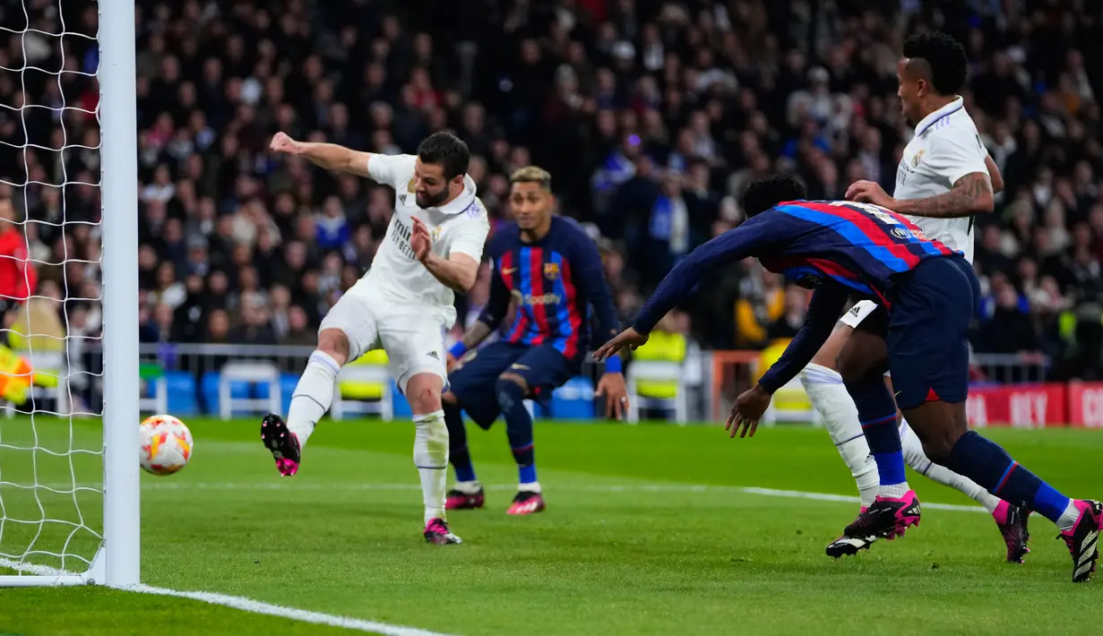 Pemain Real Madrid Eder Militao (kanan atas) mencetak gol bunuh diri melewati kipernya saat melawan Barcelona pada pertandingan sepak bola leg pertama semifinal Copa del Rey di Stadion Santiago Bernabeu, Madrid, Spanyol, 2 Maret 2023. Barcelona sukses megalahkan Real Madrid dengan skor 1-0 berkat gol bunuh diri Eder Militao. (AP Photo/Manu Fernandez)