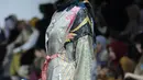 Model mengenakan busana rancangan @KAINPRINTING saat Muslim Fashion Festival (MUFFEST) 2019 di JCC, Jakarta, Jumat (3/5/2019). IFI (INTERNATIONAL) X KOREA K-STREET BY GLINGREEM menampilkan rancangan @KAINPRINTING Sebanyak 8 koleksi busana hijab dengan tema  crepuscule. (Liputan6.com/Herman Zakharia)