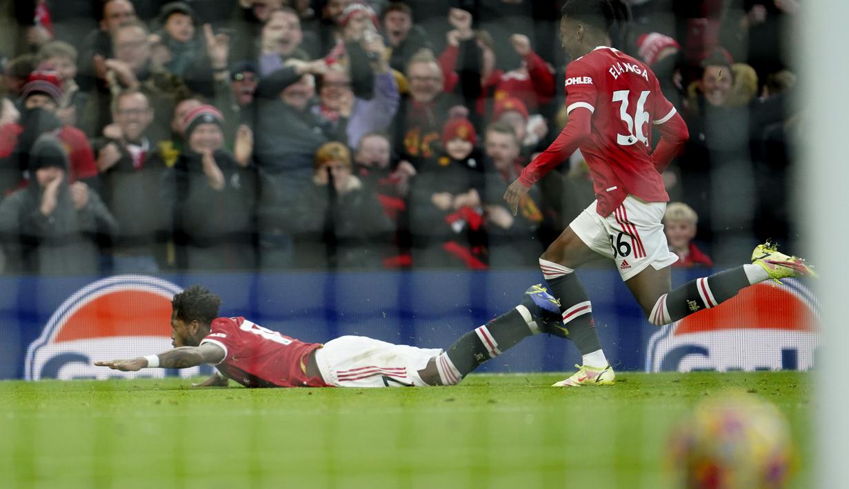 Gemuruh penggemar Setan Merah tumpah ruah usai Fred menciptkan gol keduanya dimusim ini. Fred memberikan secercah harapan bagi para penggemar Manchester United yang sudah lama merindukan permainan yang bagus seperti kali ini. (AP Photo/Jon Super)