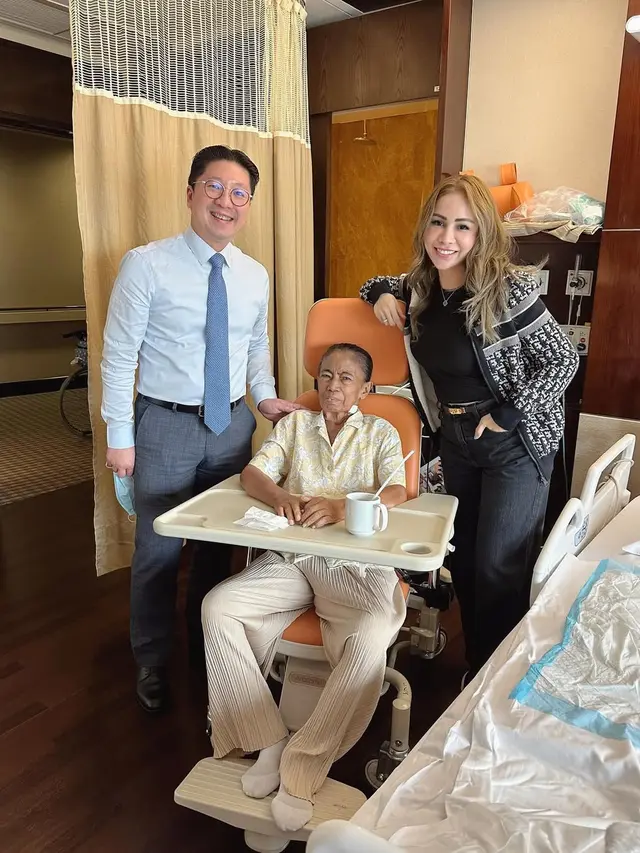Momo Geisha menemani ibunya berobat di Singapura (Foto: Instagram @therealmomogeisha)