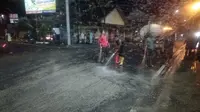 Hujan deras membuat ribuan laron muncul dan mengganggu pengguna jalan di Magelang. Kejadian itu terlihat di Jembatan Elo, Bojong, Mendut, Kecamatan Mungkid, Kabupaten Magelang pada Sabtu (25/3/2023), sekitar pukul 18.50 WIB.