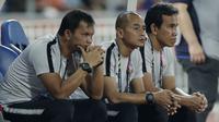 Pelatih Timnas Indonesia, Bima Sakti, Kurniawan Dwi Yulianto dan Kurnia Sandy, saat melawan Thailand pada laga Piala AFF 2018 di Stadion Rajamangala, Bangkok, Sabtu (17/11). Thailand menang 4-2 dari Indonesia. (Bola.com/M. Iqbal Ichsan)