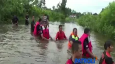 Tim SAR gabungan dibantu warga Kabupaten Batanghari berupaya mengevakuasi sebuah mobil dinas milik pejabat daerah dari dalam rawa di kawasan Muaro Bulian.