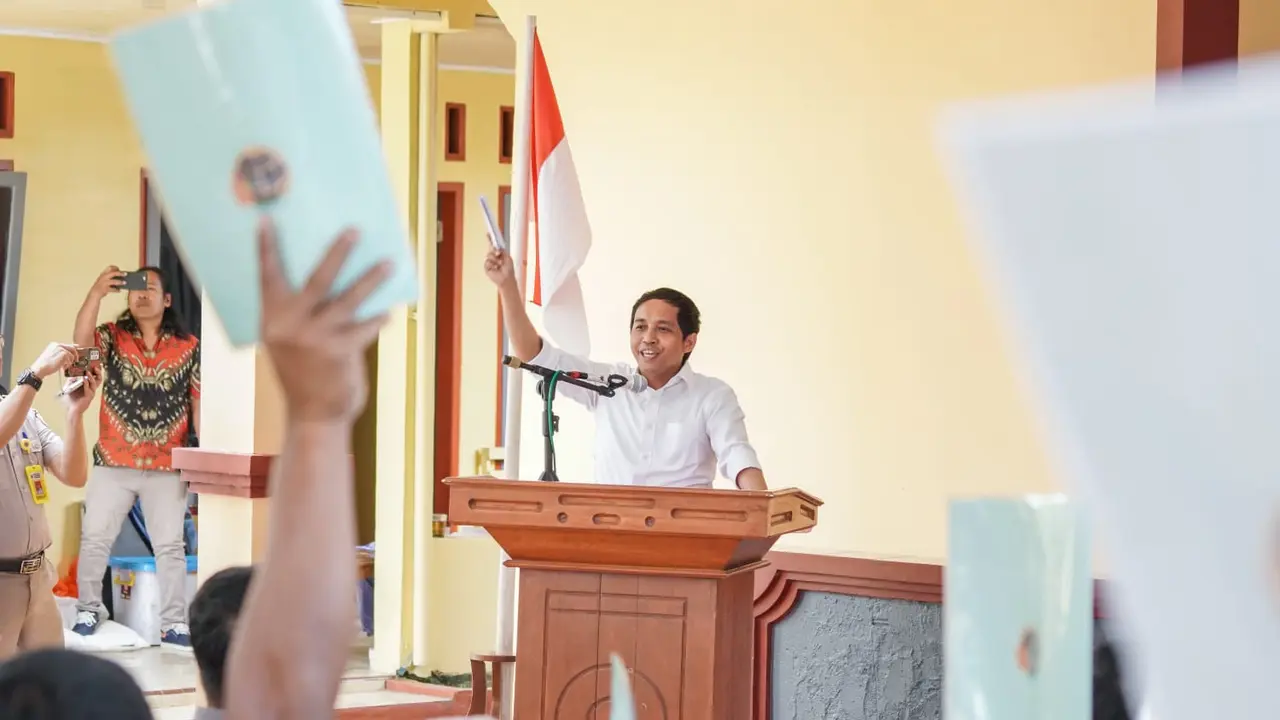 Wakil Menteri ATR/BPN Raja Juli Antoni menyerahkan sertifikat masyarakat melalui Program Pendaftaran Tanah Sistematis Lengkap (PTSL) sebanyak 85 sertifikat di Desa Cisumur, Kecamatan Gandrungmangu, Kabupaten Cilacap pada Senin 15 Mei 2023 (Istimewa)