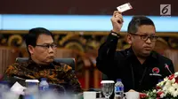 Sekjen PDI Perjuangan, Hasto Kristiyanto (kanan) menunjukkan kartu rekening gotong royong saat Diskusi dan Rencana Deklarasi Keterbukaan Informasi Publik Partai Politik di kantor DPP PDIP Jakarta, Rabu(28/3). (Liputan6.com/Johan Tallo)