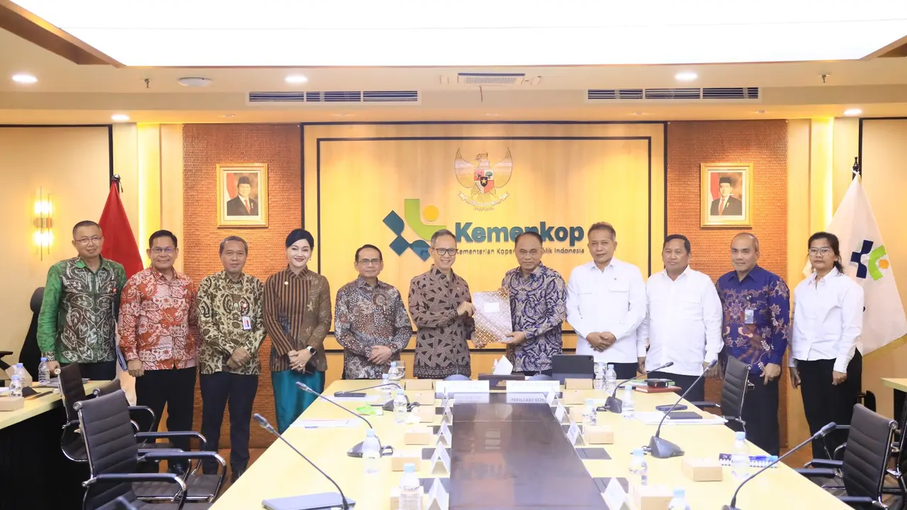Menteri Koperasi Budi Arie Setiadi menyerahkan daftar koperasi yang menjalankan kegiatan di sektor jasa keuangan kepada Ketua Dewan Komisioner OJK Mahendra Siregar di Kantor Kementerian Koperasi, Jakarta, Senin (13/1/2025). (Dok Kemenkop)