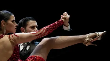Ariel Almiron dan Alumine Deluchi bertanding di babak final kategori etape Tango World Championship, di Buenos Aires, Argentina (25/9/2021). Kejuaran ini diikuti oleh penari dari 25 negara yang bertarung menjadi yang terbaik. (AP Photo/Natacha Pisarenko)