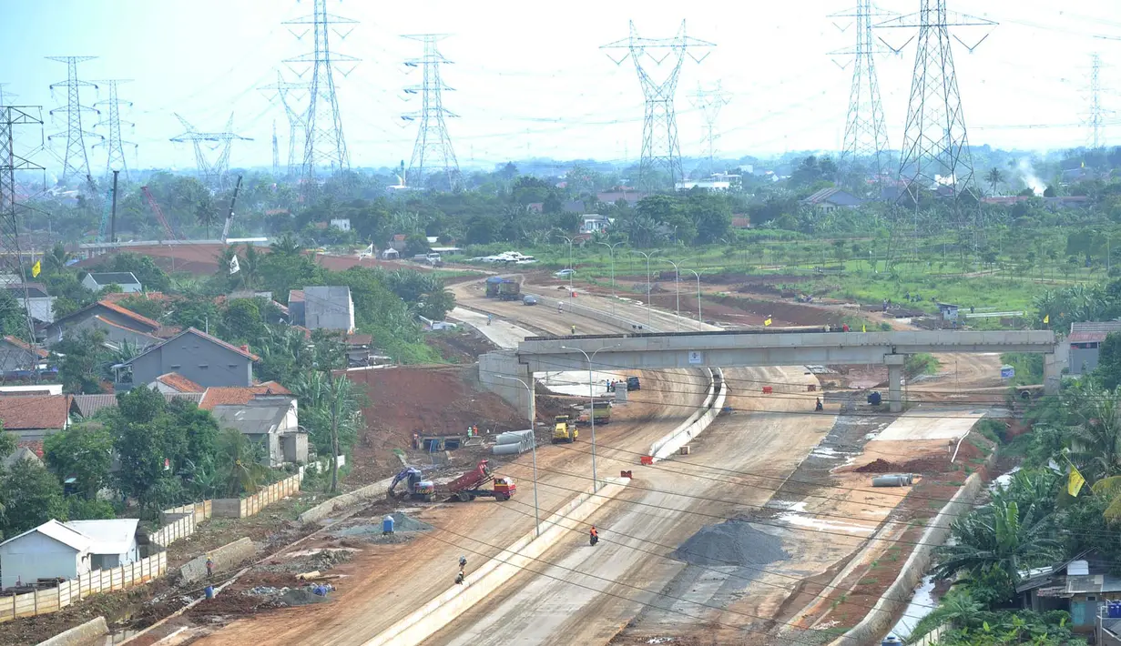 Suasana proyek jalan tol Depok-Antasari (Desari) seksi 2 Brigif-Sawangan di kawasan Krukut, Depok, Jawa Barat, Selasa (12/3). Seksi III Sawangan-Bojonggede dengan memiliki panjang 9,5 km. (merdeka.com/Arie Basuki)