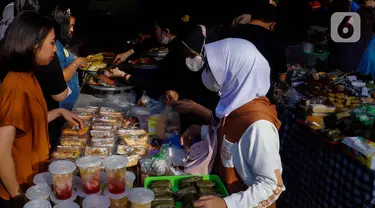 Warga saat membeli makan dan minuman untuk berbuka puasa di kawasan Bendungan Hilir, Jakarta, Kamis (23/3/2023). (Liputan6.com/Herman Zakharia)