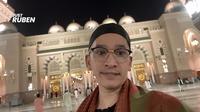 Potret Ruben Onsu Jalani Umroh Perdana Usai Mualaf (@JustRuben15)
