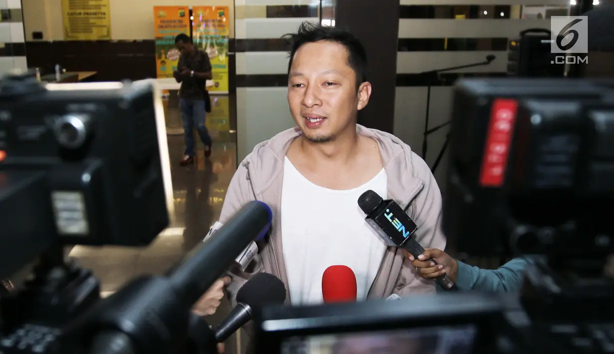 Aktor Ringgo Agus Rahman memberi keterangan di Polres Metro Jakarta Selatan, Jumat (4/8). Kedatangan Ringgo untuk menjenguk rekan sekaligus temannya, Tora Sudiro yang ditahan terkait dugaan kepemilikan 30 butir Dumolid (Liputan6.com/Herman Zakharia)