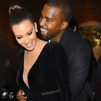 Kim Kardashian memang suka sekali pamer keharmonisan keluarga. Salah satunya dengan selalu mesra dengan Kanye West. (Fuse TV)
