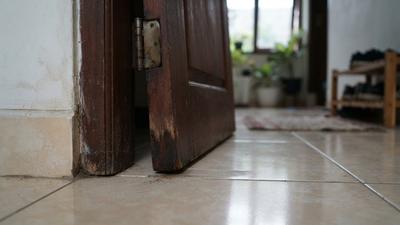 Cara Mengatasi Pintu Kayu yang Bergesekan dengan Lantai saat Udara Lembap Tanpa Tukang