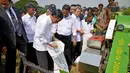 Presiden Joko Widodo memeriksa padi hasil panen raya di Desa Kedokan Gabus, Kecamatan Gabus Wetan, Kabupaten Indramayu, Rabu (18/3/2015). (Rumgrapres/Agus Suparto)