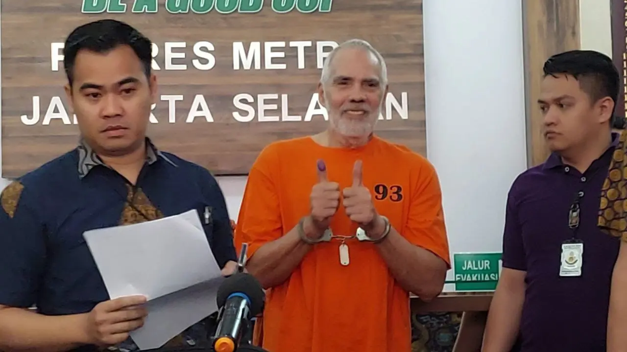 Pierre Gruno menggunakan baju tahanan (Liputan6.com - M Altaf Jauhar)