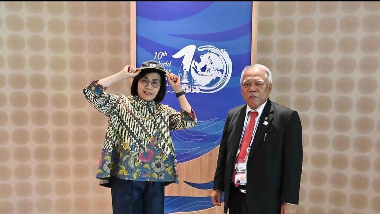 Menteri Keuangan Sri Mulyani mencoba langsung topi legendaris milik Basuki