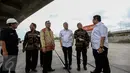 Mendag, Enggartiasto Lukita, Menperin, Airlangga Hartarto dan Menhub, Budi Karya Sumadi meninjau lapangan jalur kereta api Stasiun JICT Tanjung Priok di samping gate in-out terminal peti kemas JICT-TPK Koja, Jumat (13/1). (Liputan6.com/Faizal Fanani)