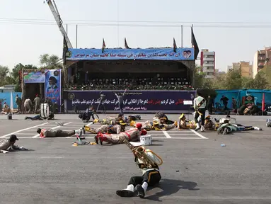 Para tentara tergeletak saat serangan pada parade militer di Kota Ahvaz, Iran, Sabtu (22/9). Serangan menewaskan 25 orang, termasuk seorang anak. (ALIREZA MOHAMMADI/ISNA/AFP)