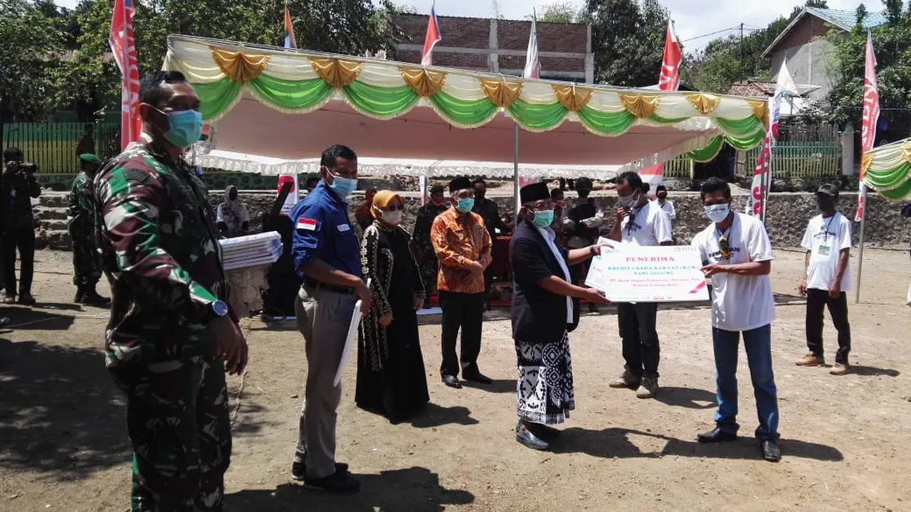 Gus Syauqi menyerahkan  Program KUR Pertanian, bibit sapi dan peralatan pertanian di Bima. (Foto: Istimewa)