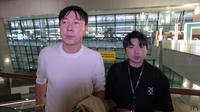 Shin Tae-yong dan Jeong Seok-seo (Jeje) di Terminal 3 Bandara Soekarno-Hatta, Tangerang, Minggu (14/12/2025). (Bola.com/Abdul Aziz)