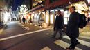 Warga yang memakai masker untuk melindungi diri dari penyebaran COVID-19 berjalan di antara bar dan restoran, Tokyo, Jepang, 21 Januari 2022. Tokyo dan selusin area lain di Jepang akan menutup restoran dan bar lebih awal karena lonjakan kasus COVID-19 akibat varian Omicron. (AP Photo/Koji Sasahara)