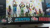 Wahyu Aji  (kedua dari kanan) gagal rebut podium satu pada race 2 di ARRC Sentul (Liputan6.com/Defri Saefullah)