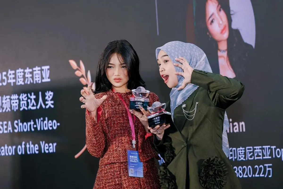 Adu Gaya Formal Fuji Utami dan Ria Ricis Jadi Pembicara di China, Padukan Setelan Blazer dan Rok