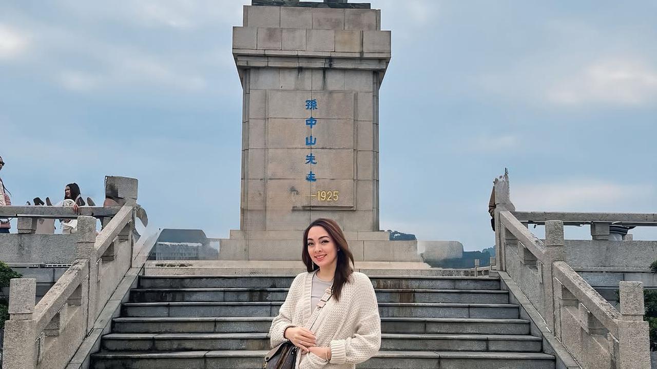 Potret Reisa Broto Asmoro Liburan di Zhuhai Tiongkok, Tampil Ceria dengan Outfit Casual