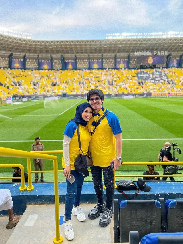 Atta Halilintar - Aurel Hermansyah nonton Cristiano Ronaldo berlaga bareng Al Nassr (Foto: Instagram @attahalilintar)