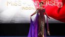 Miss Universe Indonesia 2024 Clara Shafira Krebs saat memeragakan salah satu koleksi busana sebelum memberikan keterangan terkait keberangkatannya ke ajang Miss Universe 2024, Gedung Kesenian Jakarta, Jakarta Pusat, Sabtu (26/10/2024). (Liputan6.com/Angga Yuniar)
