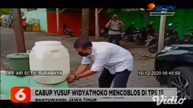 Dua calon Bupati yang bersaing dalam konstestasi Pilkada Banyuwangi, Jawa Timur, ikut memberikan hak suaranya pada Rabu pagi (9/12) di TPS dengan penerapan protokol kesehatan yang ketat.