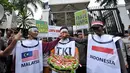 Puluhan aktivis Semarang mendatangi Kedutaan Besar Malaysia menggelar aksi memprotes makanan khas Kota Semarang, Lumpia, yang mengklaim sebagai produk negeri Malaysia, Jakarta, Jumat (20/2/2015). (Liputan6.com/Faizal Fanani)