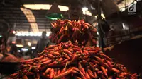 Pedagang memperlihatkan dagangan cabai di Pasar Induk Kramat Jati, Jakarta, Senin (8/7/2019). Harga cabai merah besar di pasar tersebut naik mencapai Rp55 ribu per kg, sedangkan cabai rawit menjadi Rp50 ribu per kg dan cabai rawit hijau pada kisaran Rp 60 ribu per kg. (merdeka.com/Iqbal S Nugroho)