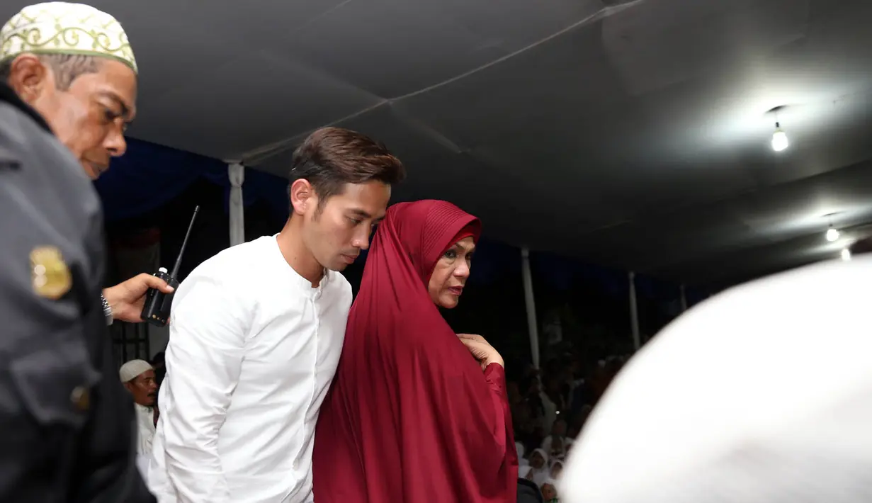 Dorce Gamalama dan Tarra Budiman jelas tak bisa melewatkan momen ini (Foto: Muhammad Akrom Sukarya)