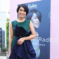 Penyanyi Radhini baru saja mengeluarkan album perdana. Dalam penggarapan album bertajuk Awal itu, ia menggandeng musisi ternama. Meski demikian, Radhini tetap mempertahankan idiologinya dalam bermusik. (Adrian Putra/Bintang.com)
