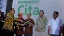 Menteri Desa, PDTT, Marwan Jafar (kiri) memberikan buku "Transmigrasi Menggapai Cita" saat peluncuran buku tersebut di Kantor Kementerian Desa, PDTT, Jakarta, Selasa (19/1/2016). (Foto: Wahyu Wening/Humas Kemendes, PDTT) 