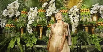 Asmara Abigail memeragakan busana karya Denny Irawan. (Bambang E Ros/Fimela.com)