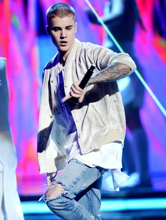 Justin Bieber melakukan dance keren di atas panggung Billboard Music Awards (BBMA) 2016 di T -Mobile Arena, Las Vegas, Minggu (22/5). Justin Bieber membawakan lagu "Sorry" dan "Company" secara medley. (Kevin Winter/GETTY IMAGES NORTH AMERICA/AFP)