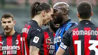 Striker AC Milan, Zlatan Ibrahimovic, bersitegang dengan striker Inter Milan, Romelu Lukaku, pada laga perempat final Coppa Italia di Giuseppe Meazza, Selasa (26/1/2021). Inter Milan menang dengan skor 2-1. (AP/Antonio Calanni)