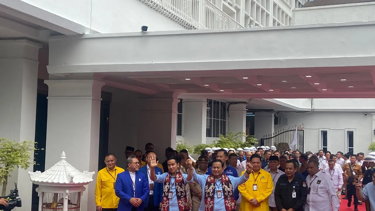 Pasangan bacapres dan bacawapres Koalisi Indonesia Maju (KIM) Prabowo Subianto dan Gibran Rakabuming Raka tiba di kantor komisi pemilihan umum (KPU), Rabu (25/10/2023)