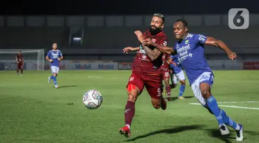 Penyerang Borneo FC Fransisco Torres (kiri) berebut bola dengan bek Persib Bandung Victor Igbonefo saat laga pekan keempat BRI Liga 1 2021/2022 di Stadion Indomilk Arena, Tangerang, Kamis (23/9/2021). Laga berakhir dengan skor 0-0. (Bola.com/Bagaskara Lazuardi)