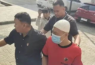 Tampang Taufik Hidayat Saat Rekonstruksi Penyekapan Kekasihnya (Rachmadi Rasyad/Merdeka.com)