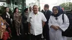 Gubernur Sumsel, Alex Noerdin tiba untuk menjenguk korban ambruknya balkon BEI di RS Siloam, Jakarta, Selasa (16/1). Puluhan pengunjung yang merupakan mahasiswa Universitas Bina Darma menjadi korban peristiwa tersebut. (Liputan6.com/Arya Manggala)