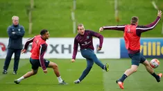 Para Pemain Timnas Inggris Harry Kane (tengah ) dan Kyle Walker (kiri) mengikuti latihan di  St. George’s Park, Inggris, Rabu (07/10/15). (Reuters / John Sibley)