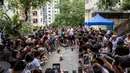 Suasana perlombaan di "HK Doggie Dash 2018" di Hong Kong (15/4). Puluhan anjing pugs dan dachshund memberi keterampilan berlari dengan penuh semangat di perlombaan tersebut. (AFP Photo/Isaac Lawrence)